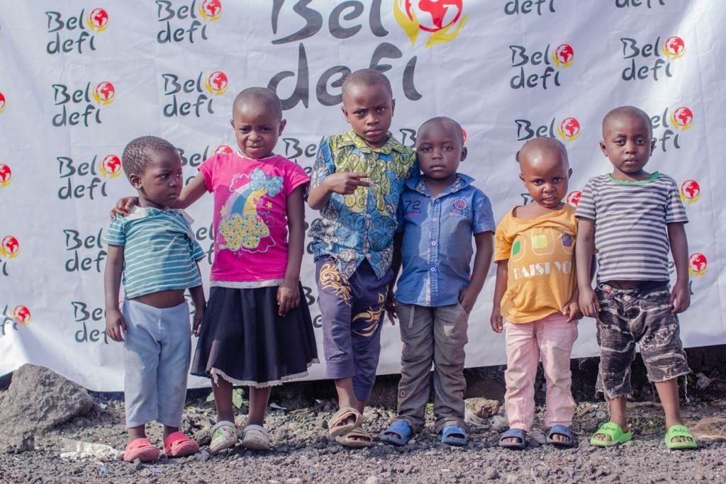 Enfants devant la bannière Beldefi